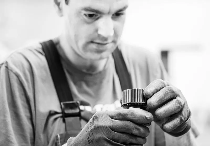 ATP Service — Techniker bei der Arbeit
